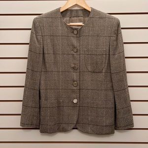 Can be worn more form fitting in size 8 or loose in size 6